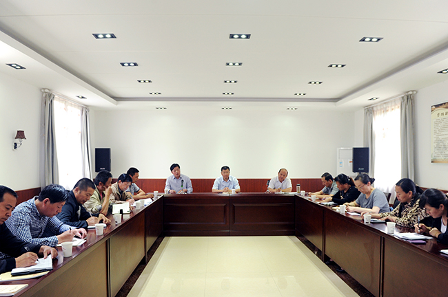 我場(chǎng)召開社區(qū)管理工作會(huì)議.jpg