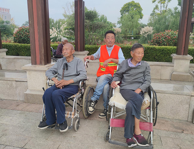 “你陪我長大，我陪你變老”.jpg