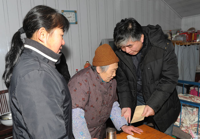 集團(tuán)公司工會主席佟曉廷來我場調(diào)研慰問.jpg