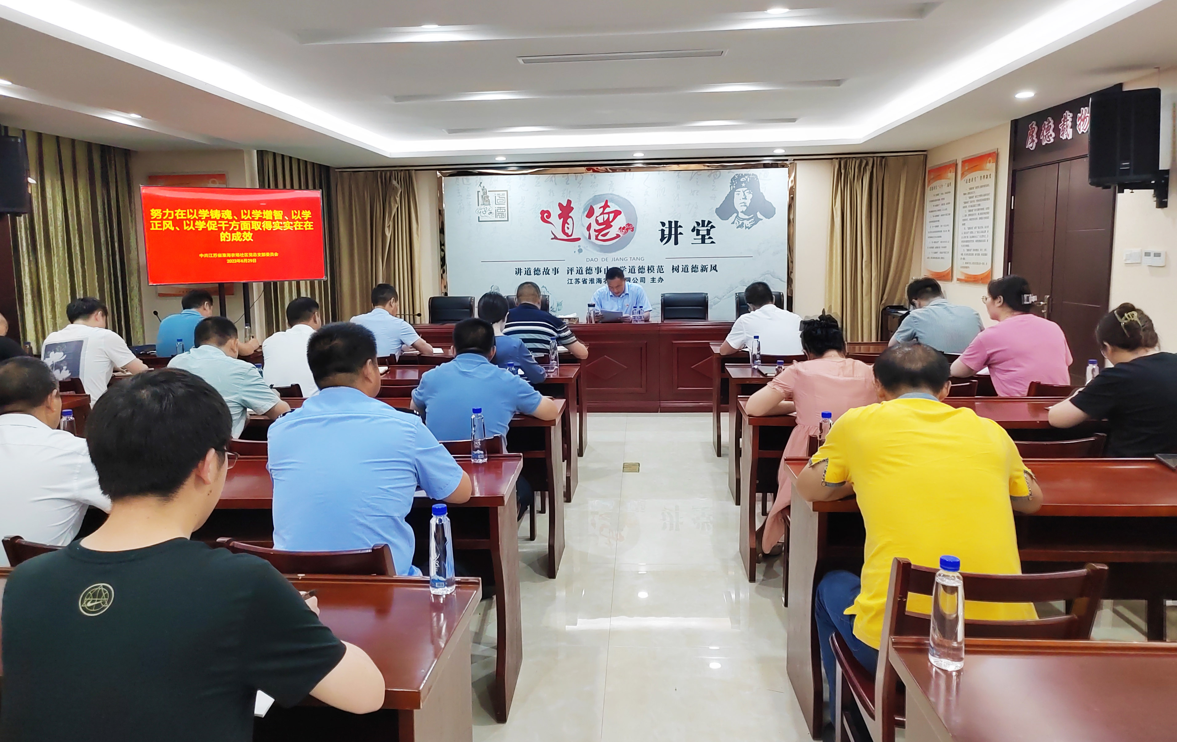 張子平為社區(qū)黨員干部講授主題教育專題黨課